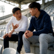 球迷在看台上交流比赛感受的场景